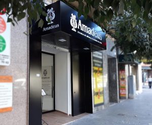 Fachada Escuela Amadeus en Alicante